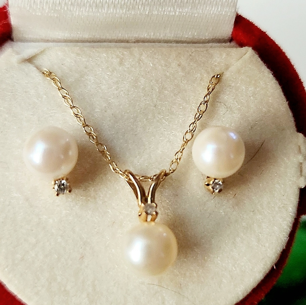 Pearl and Diamond jewelry set